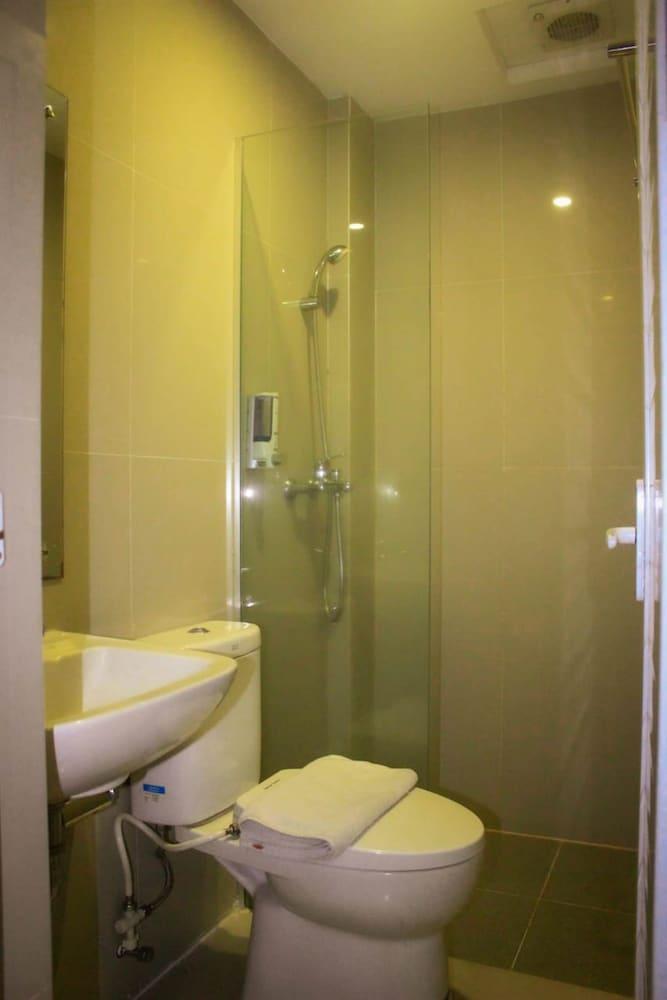 Crew Express Hotel Lubukpakam Esterno foto