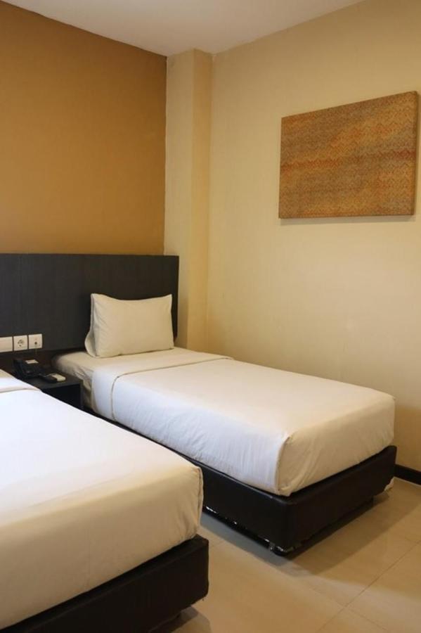 Crew Express Hotel Lubukpakam Esterno foto